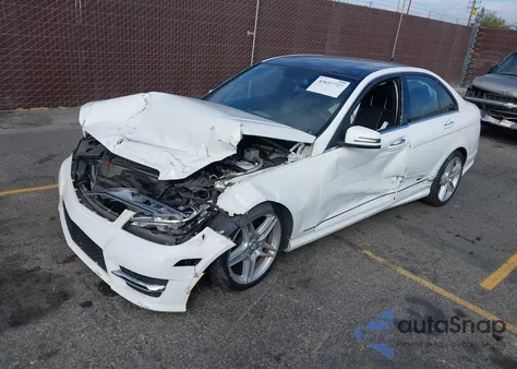 2013 Mercedes-Benz C 250 Sport из США, поврежденный, VIN WDDGF4HB6DR250327